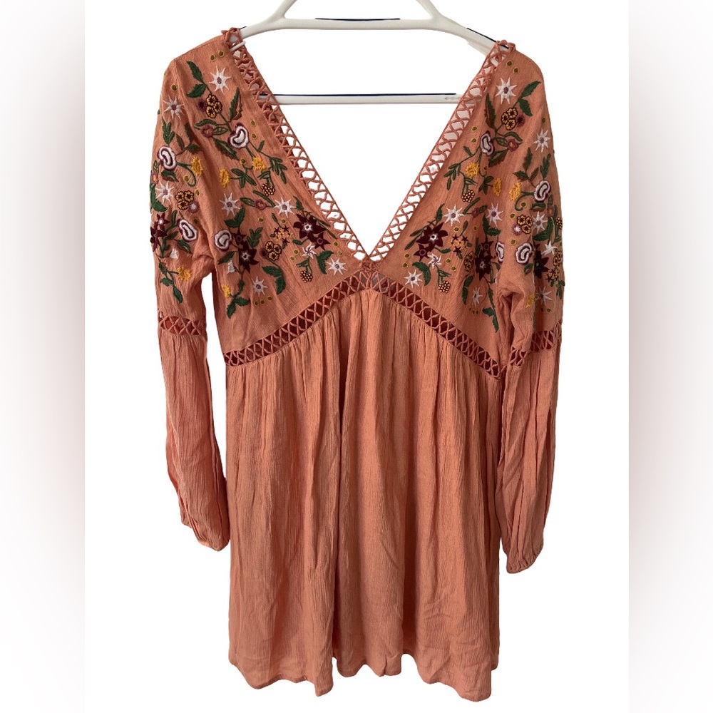 Altar’d State Peach Floral Embroidered Deep V‑Neck Dress – Women’s Small